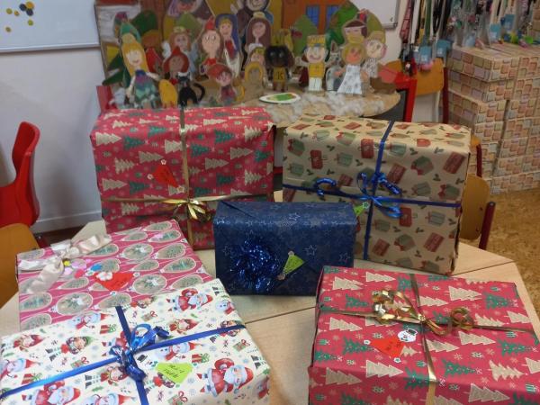 Školní družina se již podruhé zapojila do charitativní akce Diakonie: " Krabice od bot"