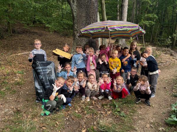 Školní družina- zapojení do veřejné akce: " Ukliďme Česko "